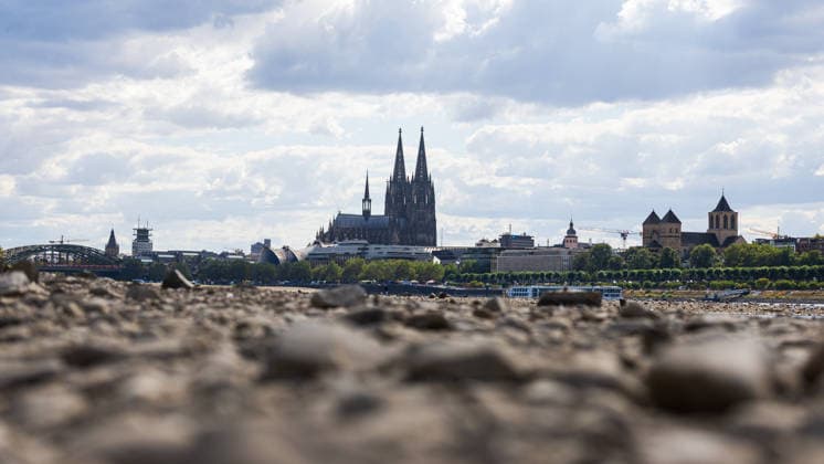 Niedrigwasser am Rhein: Blick vom Deutzer Ufer auf den Kölner Dom Blick vom Deutzer Rheinufer in Köln auf den Kölner Dom auf der gegenüberliegenden Rheinseite: Bei einem Pegelstand von 69 cm am Pegel Köln liegt das Flussbett großflächig trocken das Niedrigwasser erreicht damit den bisherigen historischen Tiefstwert vom 23. Oktober 2018. Köln Deutz Nordrhein-Westfalen Deutschland *** Low Water on the Rhine: View of Cologne Cathedral from the Deutz Riverbank; View of Cologne Cathedral on the opposite bank of the Rhine from the Deutz Riverbank in Cologne. With the water level at 69 cm at the Cologne gauge, the riverbed is largely dry; the low water level has thus reached the previous all-time low of October 23, 2018 Cologne, Deutz, Copyright: xMarcxJohnx
