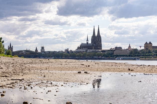 Niedrigwasser am Rhein: Blick vom Deutzer Ufer auf den Kölner Dom Blick vom Deutzer Rheinufer in Köln auf den Kölner Dom auf der gegenüberliegenden Rheinseite: Bei einem Pegelstand von 69 cm am Pegel Köln liegt das Flussbett großflächig trocken das Niedrigwasser erreicht damit den bisherigen historischen Tiefstwert vom 23. Oktober 2018. Köln Deutz Nordrhein-Westfalen Deutschland *** Low Water on the Rhine: View of Cologne Cathedral from the Deutz Riverbank; View of Cologne Cathedral on the opposite bank of the Rhine from the Deutz Riverbank in Cologne. With the water level at 69 cm at the Cologne gauge, the riverbed is largely dry; the low water level has thus reached the previous all-time low of October 23, 2018 Cologne, Deutz, Copyright: xMarcxJohnx