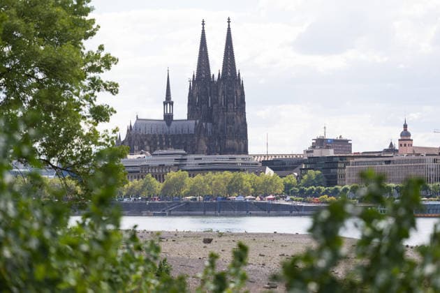 Niedrigwasser am Rhein: Blick vom Deutzer Ufer auf den Kölner Dom Blick vom Deutzer Rheinufer in Köln auf den Kölner Dom auf der gegenüberliegenden Rheinseite: Bei einem Pegelstand von 69 cm am Pegel Köln liegt das Flussbett großflächig trocken das Niedrigwasser erreicht damit den bisherigen historischen Tiefstwert vom 23. Oktober 2018. Köln Deutz Nordrhein-Westfalen Deutschland *** Low Water on the Rhine: View of Cologne Cathedral from the Deutz Riverbank; View of Cologne Cathedral on the opposite bank of the Rhine from the Deutz Riverbank in Cologne. With the water level at 69 cm at the Cologne gauge, the riverbed is largely dry; the low water level has thus reached the previous all-time low of October 23, 2018 Cologne, Deutz, Copyright: xMarcxJohnx