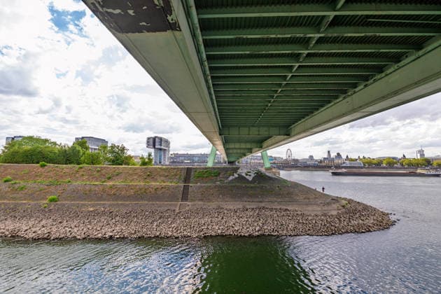 Niedrigwasser am Rhein: Blick unter der Severinsbrücke auf den Rheinauhafen Blick vom Deutzer Rheinufer unterhalb der Severinsbrücke auf den Rhein und den Rheinauhafen mit den markanten Kranhäusern: Bei einem Pegelstand von 69 cm am Pegel Köln liegt die Steinböschung des Ufers weiträumig trocken das Niedrigwasser erreicht den bisherigen historischen Tiefstwert vom 23. Oktober 2018. Köln Deutz Nordrhein-Westfalen Deutschland *** Low Water on the Rhine: View of the Rheinauhafen from beneath the Severinsbrücke; View from the Deutz bank of the Rhine, below the Severinsbrücke, of the Rhine and the Rheinauhafen with its distinctive crane buildings. With the water level at 69 cm at the Cologne gauge, the stone embankment along the river Copyright: xMarcxJohnx