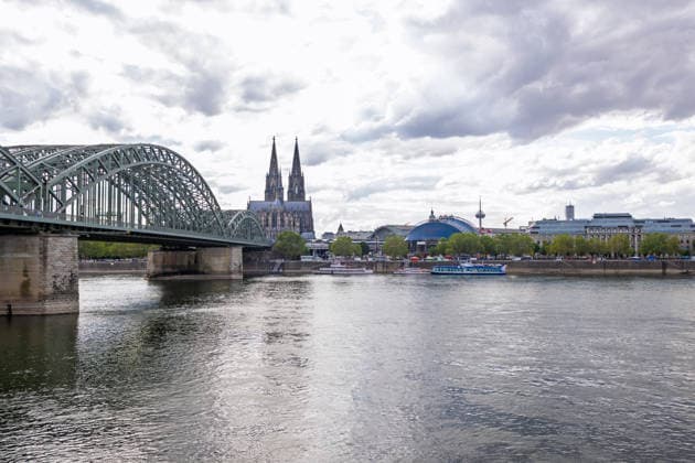 Kölner Skyline von Deutz: Dom, Hohenzollernbrücke, Musical Dome und Colonius Blick von Köln-Deutz auf die Kölner Skyline mit Kölner Dom, der historischen Hohenzollernbrücke, dem blauen Musical Dome und dem 266 Meter hohen Fernmeldeturm Colonius. Im Vordergrund fährt das Bonner Fahrgastschiff MS Moby Dick auf dem Rhein. Köln Deutz Nordrhein-Westfalen Deutschland *** Cologne Skyline from Deutz: Cologne Cathedral, Hohenzollern Bridge, Musical Dome, and Colonius View from Cologne-Deutz of the Cologne skyline, featuring Cologne Cathedral, the historic Hohenzollern Bridge, the blue Musical Dome, and the 266-meter-tall Colonius telecommunications tower. In the foreground, the Bonn-based passenger ship MS Moby Dick is sailing on the R Copyright: xMarcxJohnx