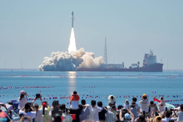 (260806) -- BEIJING, Aug. 6, 2026 -- A Smart Dragon-3 carrier rocket, carrying the Oriental Smart Eye hyperspectral satellites 01 and 02, blasts off from the sea near the city of Haiyang, east China s Shandong Province, Aug. 5, 2026. The satellites were sent into the planned orbit. The Taiyuan Satellite Launch Center conducted the offshore launch mission. (Photo by Xinhua) XINHUA PHOTOS OF THE DAY TangxKe 