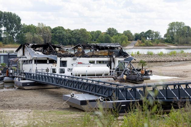 Sürther Bootshaus in Köln einen Tag nach dem Großbrand Ein Tag nach dem Großbrand: Das Sürther Bootshaus in Köln-Sürth, ein beliebtes Ausflugslokal und Restaurant direkt am Rhein, liegt in Trümmern bei dem Feuer am 04.08.2026 brannte vor allem der Dachbereich vollständig aus. Rund 100 Einsatzkräfte der Feuerwehr waren im Großeinsatz, verletzt wurde niemand, die Brandursache ist weiterhin unklar. Köln Sürth Nordrhein-Westfalen Deutschland *** The Sürth Boathouse in Cologne, One Day After the Major Fire One day after the major fire, the Sürth Boathouse in Cologne-Sürth, a popular destination for day trips and a restaurant right on the Rhine, lies in ruins following the fire on August 4, 2026. The roof area, in particular, bur Copyright: xMarcxJohnx