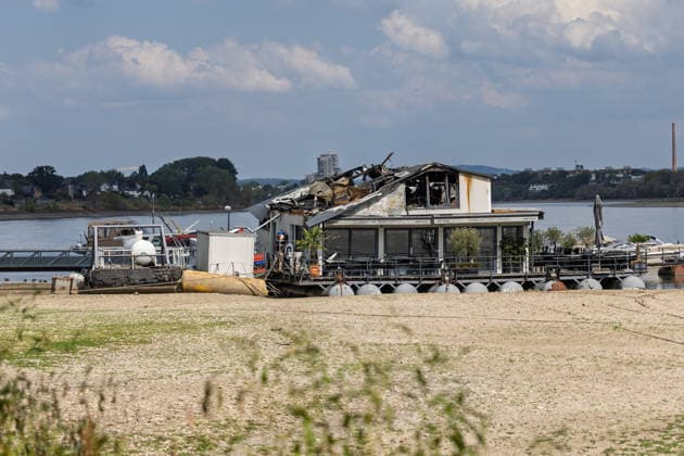Sürther Bootshaus in Köln einen Tag nach dem Großbrand Ein Tag nach dem Großbrand: Das Sürther Bootshaus in Köln-Sürth, ein beliebtes Ausflugslokal und Restaurant direkt am Rhein, liegt in Trümmern bei dem Feuer am 04.08.2026 brannte vor allem der Dachbereich vollständig aus. Rund 100 Einsatzkräfte der Feuerwehr waren im Großeinsatz, verletzt wurde niemand, die Brandursache ist weiterhin unklar. Köln Sürth Nordrhein-Westfalen Deutschland *** The Sürth Boathouse in Cologne, One Day After the Major Fire One day after the major fire, the Sürth Boathouse in Cologne-Sürth, a popular destination for day trips and a restaurant right on the Rhine, lies in ruins following the fire on August 4, 2026. The roof area, in particular, bur Copyright: xMarcxJohnx