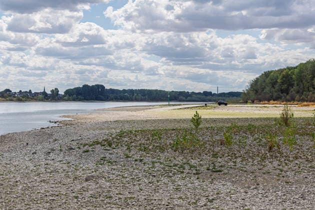 Sürther Bootshaus in Köln einen Tag nach dem Großbrand Ein Tag nach dem Großbrand: Das Sürther Bootshaus in Köln-Sürth, ein beliebtes Ausflugslokal und Restaurant direkt am Rhein, liegt in Trümmern bei dem Feuer am 04.08.2026 brannte vor allem der Dachbereich vollständig aus. Rund 100 Einsatzkräfte der Feuerwehr waren im Großeinsatz, verletzt wurde niemand, die Brandursache ist weiterhin unklar. Köln Sürth Nordrhein-Westfalen Deutschland *** The Sürth Boathouse in Cologne, One Day After the Major Fire One day after the major fire, the Sürth Boathouse in Cologne-Sürth, a popular destination for day trips and a restaurant right on the Rhine, lies in ruins following the fire on August 4, 2026. The roof area, in particular, bur Copyright: xMarcxJohnx