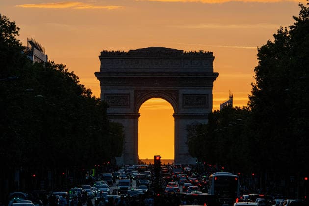 Paris Henge - Paris AJ This photograph shows the sunset behind the Arc de Triomphe monument on the Avenue des Champs Elysees during the Paris henge phenomenon in Paris, on August 5, 2026. This phenomenon happens twice a year during sunset the sun aligns perfectly between the Arc de Triomphe monument and the last rays of sunlight on the Champs Elysees in Paris. Photo by Alexis Jumeau ABACAPRESS.COM Paris France  Copyright: xJumeauxAlexis ABACAx