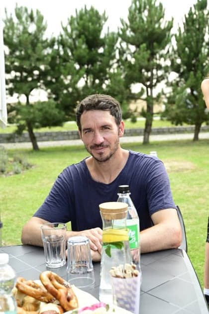 Felix Neureuther beim ARD-Dreh unsereKinder bei Familie Kaspschik in Meuselwitz bei Reichenbach O. L. am 05.08.2026 *** Felix Neureuther during the ARD filming of *UnsereKinder* at the Kaspschik family’s home in Meuselwitz near Reichenbach O L on August 5, 2026 Copyright: xMatthiasxWehnertx