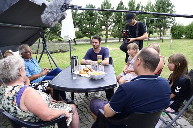 Felix Neureuther beim ARD-Dreh unsereKinder bei Familie Kaspschik in Meuselwitz bei Reichenbach O. L. am 05.08.2026 *** Felix Neureuther during the ARD filming of *UnsereKinder* at the Kaspschik family’s home in Meuselwitz near Reichenbach O L on August 5, 2026 Copyright: xMatthiasxWehnertx