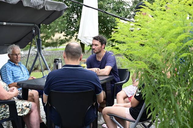 Felix Neureuther beim ARD-Dreh unsereKinder bei Familie Kaspschik in Meuselwitz bei Reichenbach O. L. am 05.08.2026 *** Felix Neureuther during the ARD filming of *UnsereKinder* at the Kaspschik family’s home in Meuselwitz near Reichenbach O L on August 5, 2026 Copyright: xMatthiasxWehnertx