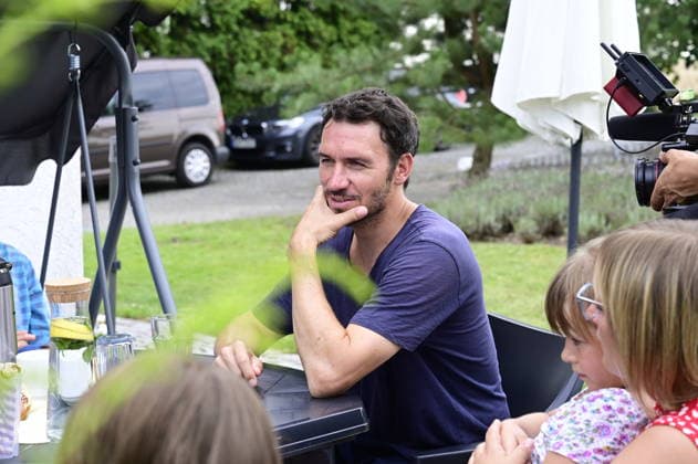 Felix Neureuther beim ARD-Dreh unsereKinder bei Familie Kaspschik in Meuselwitz bei Reichenbach O. L. am 05.08.2026 *** Felix Neureuther during the ARD filming of *UnsereKinder* at the Kaspschik family’s home in Meuselwitz near Reichenbach O L on August 5, 2026 Copyright: xMatthiasxWehnertx