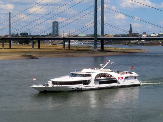Blick auf das Ausflugsschiff der KD Linie auf dem Rheinstrom in Duesseldorf bei Niedrigwasser KD Ausflugsschiff auf Rheinstrom in Duesseldorf *** View of the KD Line sightseeing boat on the Rhine in Düsseldorf during low water KD sightseeing boat on the Rhine in Düsseldorf