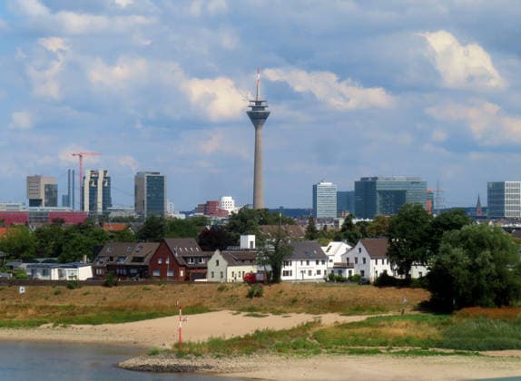 der eingeschrumpfte Rheinstrom bei Duesseldorf Hamm Rheinstrom - Niedrigwasser Skyline Duesseldorf mit Hamm *** The Shrunken Rhine River Near Düsseldorf-Hamm; Low Water on the Rhine; Düsseldorf Skyline with Hamm