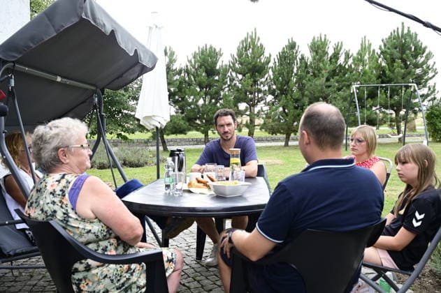 Felix Neureuther beim ARD-Dreh unsereKinder bei Familie Kaspschik in Meuselwitz bei Reichenbach O. L. am 05.08.2026 *** Felix Neureuther during the ARD filming of *UnsereKinder* at the Kaspschik family’s home in Meuselwitz near Reichenbach O L on August 5, 2026 Copyright: xMatthiasxWehnertx