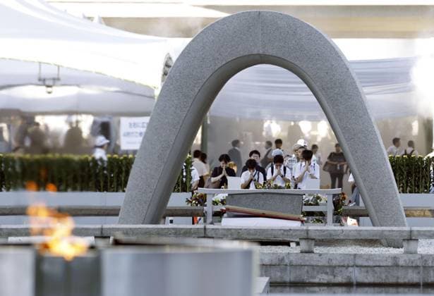 News Bilder des Tages 81st anniversary of U.S. atomic bombing of Hiroshima People pray before the cenotaph at the Peace Memorial Park in Hiroshima on Aug. 6, 2026, the 81st anniversary of the U.S. atomic bombing of the western Japan city.  A14AA0005625186P