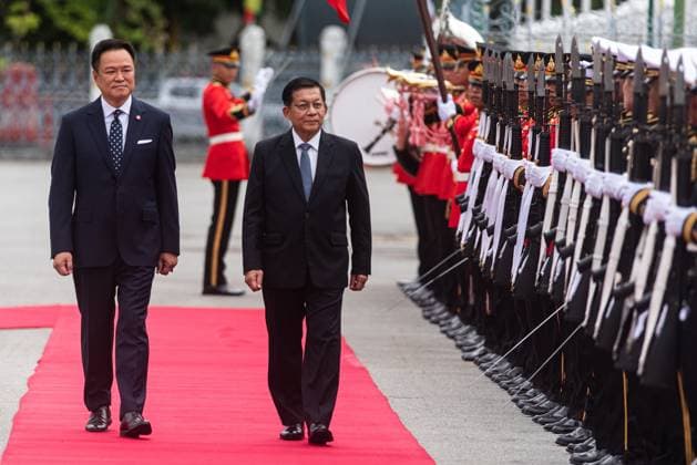 August 6, 2026, Bangkok, Thailand: Min Aung Hlaing (R), President of Myanmar, and Anutin Charnvirakul (L), Thailand Prime Minister, inspect the guard of honor during a welcoming ceremony..Min Aung Hlaing, President of Myanmar, is on an official visit to Thailand, aiming to re-engage diplomatically with Thailand. Bangkok Thailand - ZUMAs197 20260806_aaa_s197_007 Copyright: xPeeraponxBoonyakiatx
