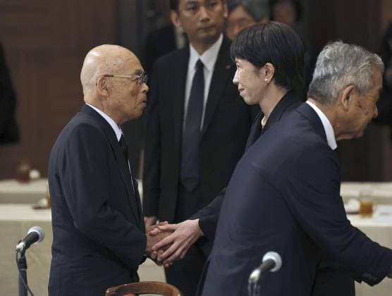 A-bomb survivors groups meet PM Takaichi in Hiroshima Kunihiko Sakuma (L), head of the Hiroshima Prefectural Confederation of A-Bomb Sufferers Organizations, shakes hands with Prime Minister Sanae Takaichi in Hiroshima on Aug. 6, 2026, the 81st anniversary of the U.S. atomic bombing of the western Japan city. Hiroshima A-bomb survivors groups, including Sakuma s, complained to Takaichi about discussions by the government and ruling parties on reviewing Japan s nonnuclear principles.  A14AA0005625237P