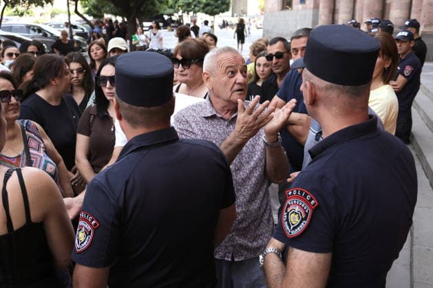 ARMENIA, YEREVAN - AUGUST 6, 2026: A man gestures during a rally outside the Government House to protest an amendment reducing the term of mandatory military service in Armenia from two to 1.5 years but excluding those conscripted earlier than 1 January 2026 Yerevan Armenia  - ZUMAt113 20260806_zaa_t113_010 Copyright: xAlexanderxPatrinx