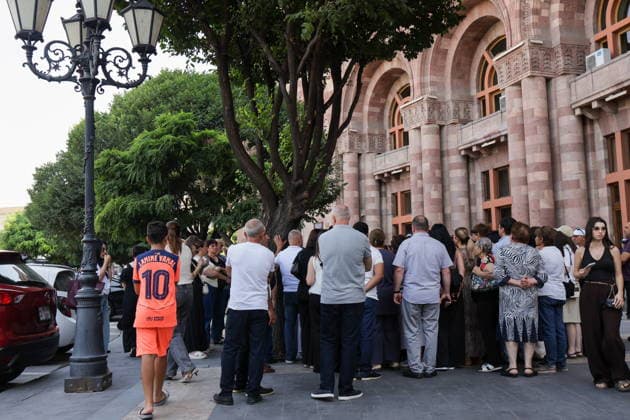 ARMENIA, YEREVAN - AUGUST 6, 2026: A rally takes place outside the Government House to protest an amendment reducing the term of mandatory military service in Armenia from two to 1.5 years but excluding those conscripted earlier than 1 January 2026 Yerevan Armenia  - ZUMAt113 20260806_zaa_t113_013 Copyright: xAlexanderxPatrinx