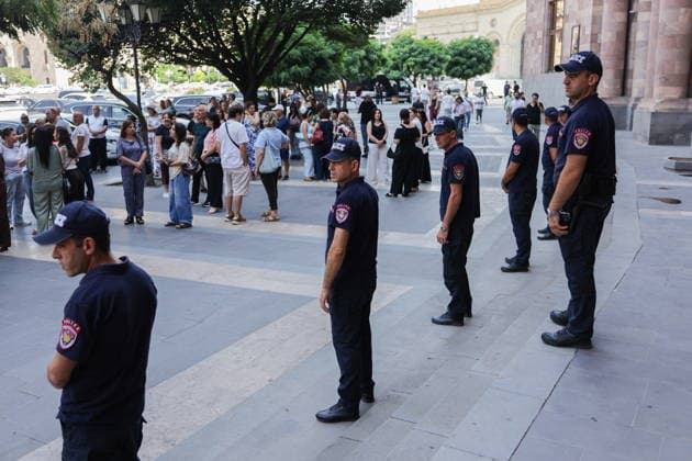 ARMENIA, YEREVAN - AUGUST 6, 2026: Police officers stand guard during a rally held outside the Government House to protest an amendment reducing the term of mandatory military service in Armenia from two to 1.5 years but excluding those conscripted earlier than 1 January 2026 Yerevan Armenia  - ZUMAt113 20260806_zaa_t113_016 Copyright: xAlexanderxPatrinx