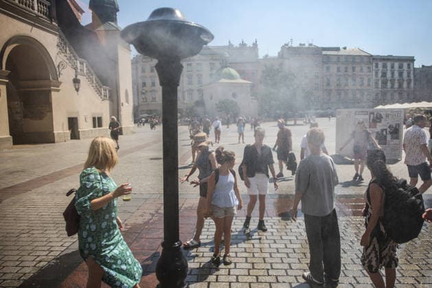 Another Heatwave In Poland People cool down by a water sprinkler at the Main Square in Krakow, Poland on August 5th, 2026. An intense heat wave is peaking in Poland with temperatures hitting up to 40Â°C and driving an extreme risk of wildfires across Europe. Krakow Poland  Copyright: xBeataxZawrzelx originalFilename: zawrzel-anotherh260805_npDhL.jpg