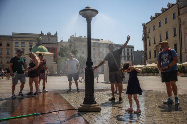 Another Heatwave In Poland People cool down by a water sprinkler at the Main Square in Krakow, Poland on August 5th, 2026. An intense heat wave is peaking in Poland with temperatures hitting up to 40Â°C and driving an extreme risk of wildfires across Europe. Krakow Poland  Copyright: xBeataxZawrzelx originalFilename: zawrzel-anotherh260805_npWZ2.jpg