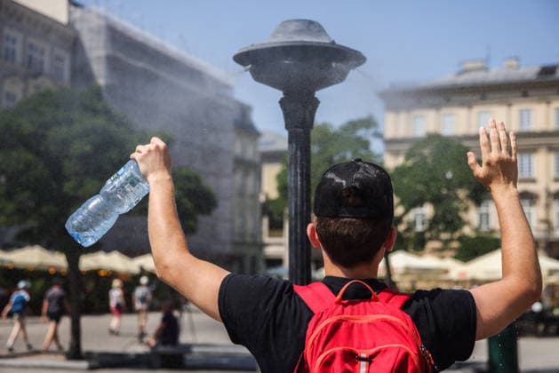 Another Heatwave In Poland A person cools down by a water sprinkler at the Main Square in Krakow, Poland on August 5th, 2026. An intense heat wave is peaking in Poland with temperatures hitting up to 40Â°C and driving an extreme risk of wildfires across Europe. Krakow Poland  Copyright: xBeataxZawrzelx originalFilename: zawrzel-anotherh260805_npJab.jpg