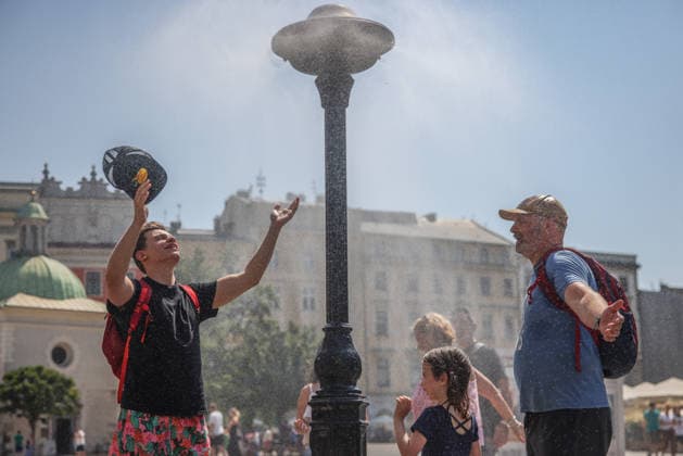 Another Heatwave In Poland People cool down by a water sprinkler at the Main Square in Krakow, Poland on August 5th, 2026. An intense heat wave is peaking in Poland with temperatures hitting up to 40Â°C and driving an extreme risk of wildfires across Europe. Krakow Poland  Copyright: xBeataxZawrzelx originalFilename: zawrzel-anotherh260805_npuoI.jpg