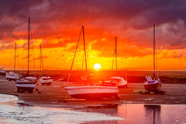 News Bilder des Tages August 6, 2026, Wells Next The Sea, Norfolk, UK: Wells Next The Sea UK. The sun rises this morning over the boats moored in the harbour in Wells-Next-The-Sea on the Norfolk caost. Wells Next The Sea UK  - ZUMAl94_ 20260806_zaf_l94_001 Copyright: xAndrewxMccarenx