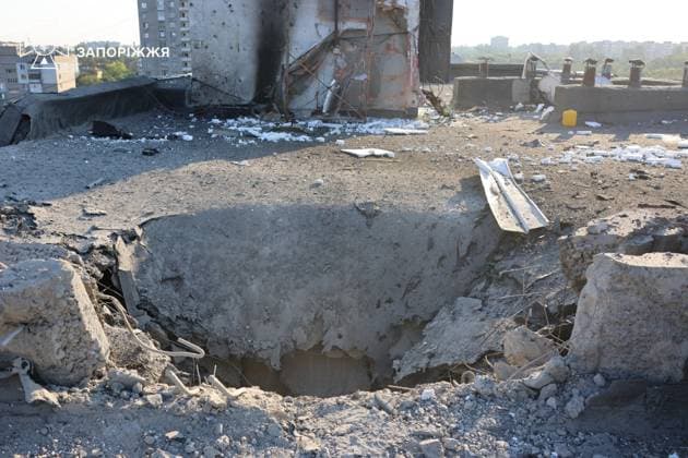 Four people were injured in Russian drone strike on Zaporizhzhia ZAPORIZHZHIA, UKRAINE - AUGUST 06: (----EDITORIAL USE ONLY - MANDATORY CREDIT - UKRAINIAN STATE EMERGENCY SERVICE HANDOUT - NO MARKETING NO ADVERTISING CAMPAIGNS - DISTRIBUTED AS A SERVICE TO CLIENTS----) A general view of the damage to a nine-story residential building following a Russian drone strike in Zaporizhzhia, Ukraine, on August 06, 2026. Four people, including a 52-year-old man and three women aged 84, 86, and 51, were injured in the attack, which partially destroyed the roof of the building and damaged surrounding homes. State Emergency Service of Ukraine Handout Anadolu Zaporizhzhia Ukraine. Editorial use only. Please get in touch for any other usage.  Copyright: x2026xAnadoluxStatexEmergencyxServicexofxUkrainex xHandoutx