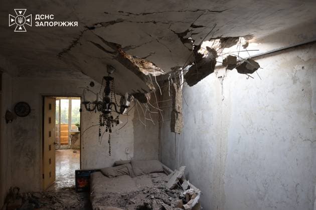 Four people were injured in Russian drone strike on Zaporizhzhia ZAPORIZHZHIA, UKRAINE - AUGUST 06: (----EDITORIAL USE ONLY - MANDATORY CREDIT - UKRAINIAN STATE EMERGENCY SERVICE HANDOUT - NO MARKETING NO ADVERTISING CAMPAIGNS - DISTRIBUTED AS A SERVICE TO CLIENTS----) A general view of the damage to a nine-story residential building following a Russian drone strike in Zaporizhzhia, Ukraine, on August 06, 2026. Four people, including a 52-year-old man and three women aged 84, 86, and 51, were injured in the attack, which partially destroyed the roof of the building and damaged surrounding homes. State Emergency Service of Ukraine Handout Anadolu Zaporizhzhia Ukraine. Editorial use only. Please get in touch for any other usage.  Copyright: x2026xAnadoluxStatexEmergencyxServicexofxUkrainex xHandoutx