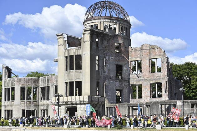 News Bilder des Tages Japan marks 81st anniversary of the atomic bombing of Hiroshima HIROSHIMA, JAPAN - AUGUST 6 : Anti-war demonstrators march past the Atomic Bomb Dome during a protest against war and the policies of Japanese Prime Minister Sanae Takaichi, in Hiroshima, Japan, on August 6, 2026. Several protest groups converged near the dome in the afternoon under a heavy police presence. David Mareuil Anadolu Hiroshima Japan. Editorial use only. Please get in touch for any other usage.  Copyright: x2026xAnadoluxDavidxMareuilx