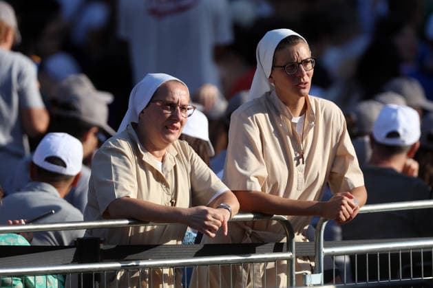 IPA87272441 - Assisi, Italy, August 6, 2026: Nuns await the Pope. The Holy Father Leo XIV meets with young people participating in the GO! Franciscan Youth Meeting 2026 at the Basilica of Santa Maria degli Angeli in Assisi. The event brings together young people from various countries for a time of prayer, reflection, and sharing inspired by Franciscan spirituality.  Copyright: xmarcoxiacobuccix xmarcoxiacobuccix 87272441