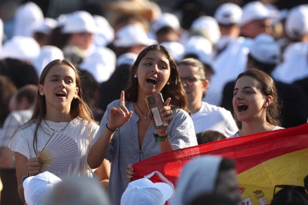 IPA87272442 - Assisi, Italy, August 6, 2026: Young Spaniards and the faithful sing and dance as they await the pope. The Holy Father Leo XIV meets with young people participating in the GO! Franciscan Youth Meeting 2026 at the Basilica of Santa Maria degli Angeli in Assisi. The event brings together young people from various countries for a time of prayer, reflection, and fellowship inspired by Franciscan spirituality.  Copyright: xmarcoxiacobuccix xmarcoxiacobuccix 87272442