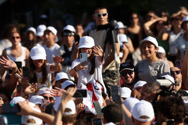 IPA87272456 - Assisi, Italy, August 6, 2026: Young people and the faithful sing and dance as they await the pope. The Holy Father Leo XIV meets with young people participating in the GO! Franciscan Youth Meeting 2026 at the Basilica of Santa Maria degli Angeli in Assisi. The event brings together young people from various countries for a time of prayer, reflection, and fellowship inspired by Franciscan spirituality.  Copyright: xmarcoxiacobuccix xmarcoxiacobuccix 87272456