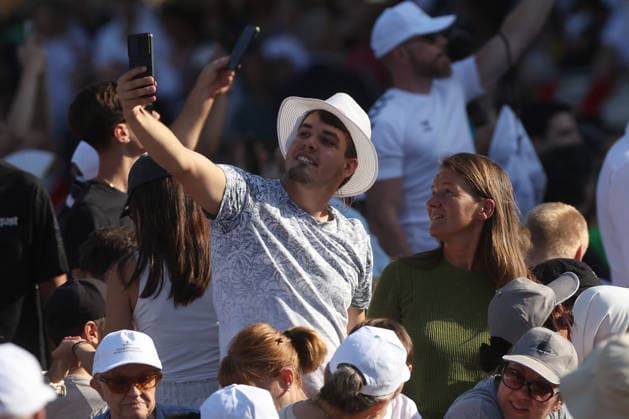 IPA87272462 - Assisi, Italy, August 6, 2026: Young people and the faithful sing and dance as they await the pope. The Holy Father Leo XIV meets with young people participating in the GO! Franciscan Youth Meeting 2026 at the Basilica of Santa Maria degli Angeli in Assisi. The event brings together young people from various countries for a time of prayer, reflection, and fellowship inspired by Franciscan spirituality.  Copyright: xmarcoxiacobuccix xmarcoxiacobuccix 87272462