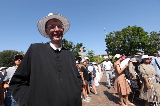 IPA87273196 - Assisi, Italy, August 6, 2026: A priest waits for Mass to begin. Pope Leo XIV meets with young people participating in the GO! Franciscan Youth Meeting 2026 at the Basilica of Santa Maria degli Angeli in Assisi. The event brings together young people from various countries for a time of prayer, reflection, and fellowship inspired by Franciscan spirituality.  Copyright: xmarcoxiacobuccix xmarcoxiacobuccix 87273196