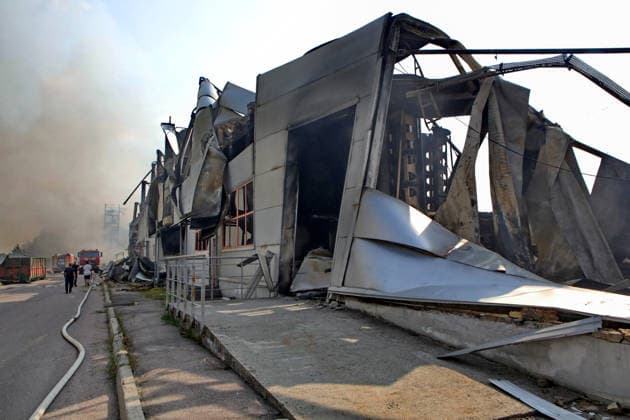 A logistics complex is destroyed by a Russian missile strike in the village of Chaiky, Kyiv region, Ukraine, August 5, 2026. A direct hit triggered a large-scale fire that destroyed the main warehouse hub. Parking areas and freight vehicles also caught fire. (Photo by Volodymyr Tarasov Ukrinform) Russian missile strike hits logistics complex in Kyiv region  Copyright: xVolodymyrxTarasovx