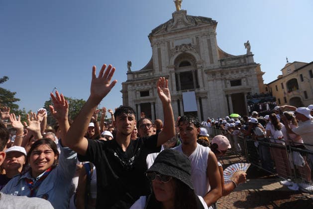 IPA87273187 - Assisi, Italy, August 6, 2026: Young people cool off under the water jets because of the intense heat. The Holy Father Leo XIV meets with young people participating in the GO! Franciscan Youth Meeting 2026 at the Basilica of Santa Maria degli Angeli in Assisi. The event brings together young people from various countries for a time of prayer, reflection, and sharing inspired by Franciscan spirituality.  Copyright: xmarcoxiacobuccix xmarcoxiacobuccix 87273187