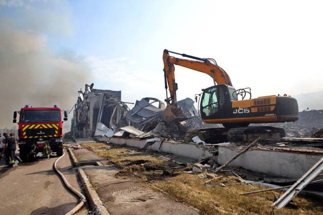 Rescuers use an excavator and a fire engine at a logistics complex destroyed by a Russian missile strike in the village of Chaiky, Kyiv region, Ukraine, August 5, 2026. A direct hit triggered a large-scale fire that destroyed the main warehouse hub. Parking areas and freight vehicles also caught fire. (Photo by Volodymyr Tarasov Ukrinform) Russian missile strike hits logistics complex in Kyiv region  Copyright: xVolodymyrxTarasovx