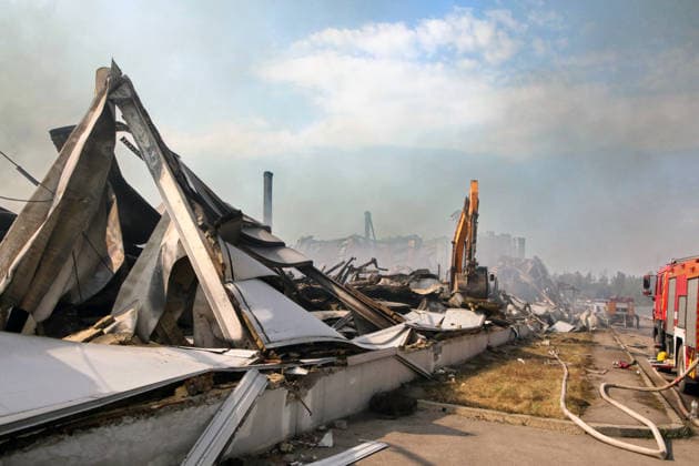 Rescuers use an excavator and a fire engine at a logistics complex destroyed by a Russian missile strike in the village of Chaiky, Kyiv region, Ukraine, August 5, 2026. A direct hit triggered a large-scale fire that destroyed the main warehouse hub. Parking areas and freight vehicles also caught fire. (Photo by Volodymyr Tarasov Ukrinform) Russian missile strike hits logistics complex in Kyiv region  Copyright: xVolodymyrxTarasovx