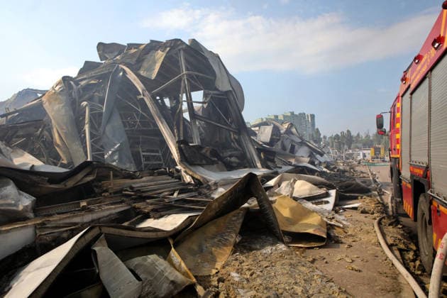 A fire engine is parked at a logistics complex destroyed by a Russian missile strike in the village of Chaiky, Kyiv region, Ukraine, August 5, 2026. A direct hit triggered a large-scale fire that destroyed the main warehouse hub. Parking areas and freight vehicles also caught fire. (Photo by Volodymyr Tarasov Ukrinform) Russian missile strike hits logistics complex in Kyiv region  Copyright: xVolodymyrxTarasovx