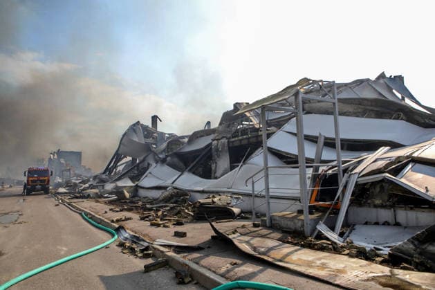 A fire engine is parked at a logistics complex destroyed by a Russian missile strike in the village of Chaiky, Kyiv region, Ukraine, August 5, 2026. A direct hit triggered a large-scale fire that destroyed the main warehouse hub. Parking areas and freight vehicles also caught fire. (Photo by Volodymyr Tarasov Ukrinform) Russian missile strike hits logistics complex in Kyiv region  Copyright: xVolodymyrxTarasovx