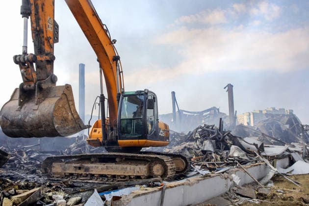 An excavator removes the rubble at a logistics complex destroyed by a Russian missile strike in the village of Chaiky, Kyiv region, Ukraine, August 5, 2026. A direct hit triggered a large-scale fire that destroyed the main warehouse hub. Parking areas and freight vehicles also caught fire. (Photo by Volodymyr Tarasov Ukrinform) Russian missile strike hits logistics complex in Kyiv region  Copyright: xVolodymyrxTarasovx