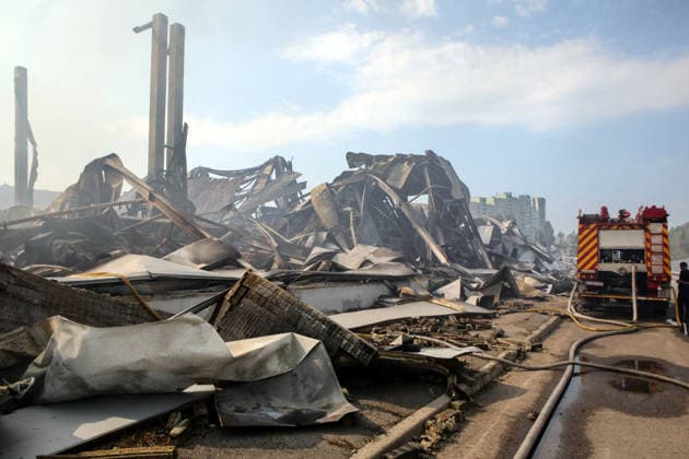 A fire engine is parked at a logistics complex destroyed by a Russian missile strike in the village of Chaiky, Kyiv region, Ukraine, August 5, 2026. A direct hit triggered a large-scale fire that destroyed the main warehouse hub. Parking areas and freight vehicles also caught fire. (Photo by Volodymyr Tarasov Ukrinform) Russian missile strike hits logistics complex in Kyiv region  Copyright: xVolodymyrxTarasovx