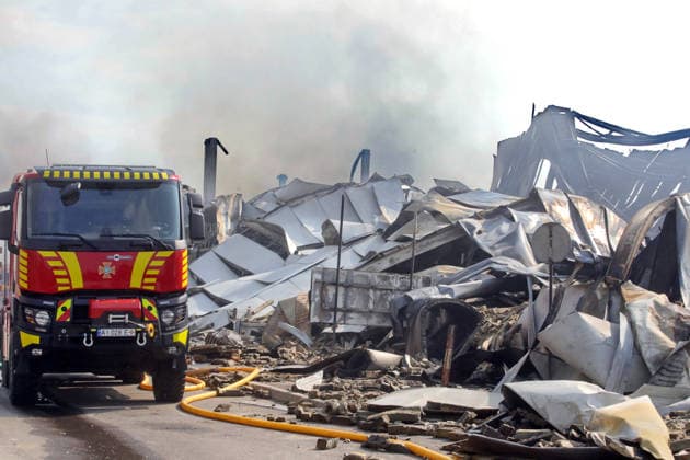 A fire engine is parked at a logistics complex destroyed by a Russian missile strike in the village of Chaiky, Kyiv region, Ukraine, August 5, 2026. A direct hit triggered a large-scale fire that destroyed the main warehouse hub. Parking areas and freight vehicles also caught fire. (Photo by Volodymyr Tarasov Ukrinform) Russian missile strike hits logistics complex in Kyiv region  Copyright: xVolodymyrxTarasovx