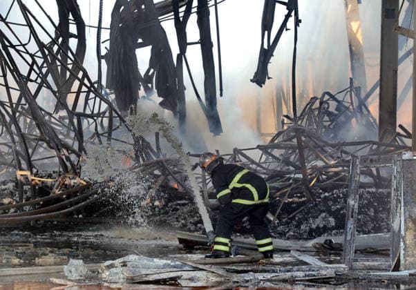 A State Emergency Service worker extinguishes a fire at a logistics complex destroyed by a Russian missile strike in the village of Chaiky, Kyiv region, Ukraine, August 5, 2026. A direct hit triggered a large-scale fire that destroyed the main warehouse hub. Parking areas and freight vehicles also caught fire. (Photo by Volodymyr Tarasov Ukrinform) Russian missile strike hits logistics complex in Kyiv region  Copyright: xVolodymyrxTarasovx