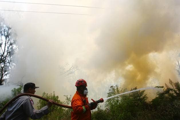Forest Fire in Bromo Tengger Semeru National Park, Indonesia EAST JAVA, INDONESIA AUGUST 6, 2026: Firefighters battle a wildfire in Bromo Tengger Semeru National Park, East Java, Indonesia, on August 6, 2026. The fire, which broke out on August 3, has spread across approximately 70 hectares, as authorities continue efforts to contain the blaze and prevent it from spreading further. East Java Indonesia Copyright: x xHayuxYudhaxPrabowox xJNAxPressx