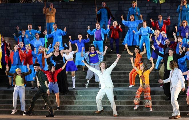 Erfurt - Domstufen Festspiele 05.08.2026, Erfurt, Domplatz, Domstufen Festspiele, Jesus Christ Superstar - Rockoper von Andrew Lloyd Webber Musikalische Leitung - Clemens Fieguth Inszenierung - Peter Lund Buehnenbild - Hank Irwin Kittel Kostueme - Ulrike Reinhardt Choreografie - Bart De Clercq im Bild: Szene aus der Rockoper mit Lukas Mayer als Jesus Christus *** Erfurt Cathedral Steps Festival, August 5, 2026, Erfurt, Domplatz, Cathedral Steps Festival, *Jesus Christ Superstar*, rock opera by Andrew Lloyd Webber; Musical Director: Clemens Fieguth; Director: Peter Lund; Set Design: Hank Irwin Kittel; Costumes: Ulrike Reinhardt; Choreography: Bart De Clercq; Pictured: Scene from the rock opera featuring Lukas Mayer as Jesus Chris