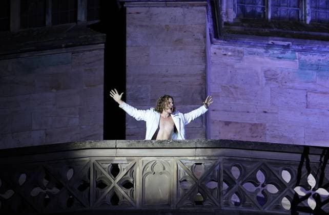 Erfurt - Domstufen Festspiele 05.08.2026, Erfurt, Domplatz, Domstufen Festspiele, Jesus Christ Superstar - Rockoper von Andrew Lloyd Webber Musikalische Leitung - Clemens Fieguth Inszenierung - Peter Lund Buehnenbild - Hank Irwin Kittel Kostueme - Ulrike Reinhardt Choreografie - Bart De Clercq im Bild: Szene aus der Rockoper mit Til Ormeloh als Judas Iskariot *** Erfurt Cathedral Steps Festival, August 5, 2026, Erfurt, Domplatz, Cathedral Steps Festival, *Jesus Christ Superstar*, rock opera by Andrew Lloyd Webber; Musical Director: Clemens Fieguth; Director: Peter Lund; Set Design: Hank Irwin Kittel; Costumes: Ulrike Reinhardt; Choreography: Bart De Clercq; Pictured: Scene from the rock opera featuring Til Ormeloh as Judas Iscar