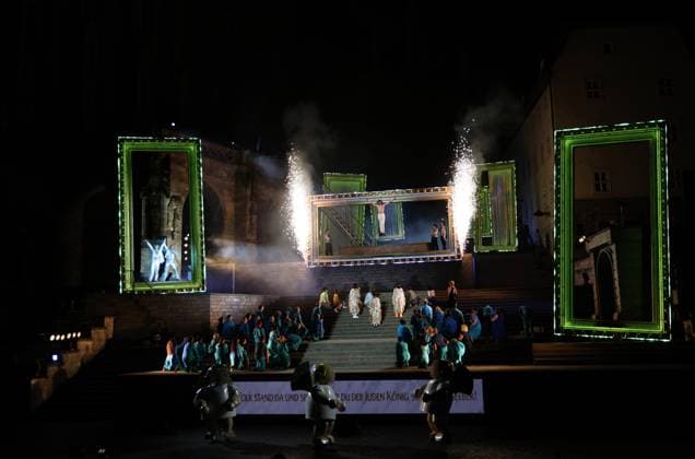 Erfurt - Domstufen Festspiele 05.08.2026, Erfurt, Domplatz, Domstufen Festspiele, Jesus Christ Superstar - Rockoper von Andrew Lloyd Webber Musikalische Leitung - Clemens Fieguth Inszenierung - Peter Lund Buehnenbild - Hank Irwin Kittel Kostueme - Ulrike Reinhardt Choreografie - Bart De Clercq im Bild: Szene aus der Rockoper mit Lukas Mayer als Jesus Christus *** Erfurt Cathedral Steps Festival, August 5, 2026, Erfurt, Domplatz, Cathedral Steps Festival, *Jesus Christ Superstar*, rock opera by Andrew Lloyd Webber; Musical Director: Clemens Fieguth; Director: Peter Lund; Set Design: Hank Irwin Kittel; Costumes: Ulrike Reinhardt; Choreography: Bart De Clercq; Pictured: Scene from the rock opera featuring Lukas Mayer as Jesus Chris
